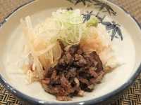 炭火で炙った香ばしい皮に自家製ポン酢を。