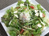 たっぷりの野菜に自家製ポテサラがトッピングされた人気のサラダ。