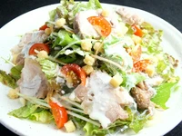 皮をパリッと焼き上げたチキンスライスを盛り付けた、鳥正ならではのシーザーサラダです。