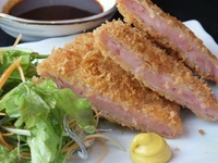 みんな大好き肉厚すぎないハムカツです。特製ソースーでどうぞ。