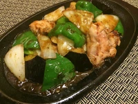 大きめの野菜、鶏をスパイスの効いたソースで炒めました。炭酸がほしくなります・・・。