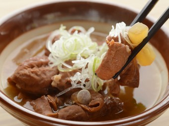 しょうゆベースの濃厚『もつ煮込み』
