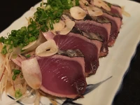 自家製ポン酢が決め手のいわゆる藁焼きです。
