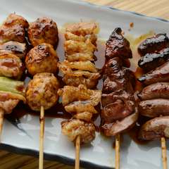 いろいろな旨みが楽しめる『串焼盛り合わせ　五本』