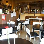 那須高原、那須サファリパークの近くにある、カフェレストランで、ランチタイムから飲んで食べられるお店です。深夜0時まで営業しているので、時間を忘れてゆっくりとくつろげます。