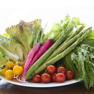 近隣の農家2軒と契約を結んでいるから、いつでも地元の新鮮な野菜が入荷します。米は大田原の農家から送られるコシヒカリ。肉も地元産を使用しています。生産者との顔の見える信頼関係が、素材の良さを保障します。