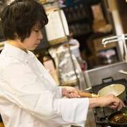 常に最新のものを取り入れるべく勉強を怠りません。地元のもののみならず、海外の美味しい食材なども積極的に試して、新しい味の領域を広げ続け、お客様をけっして飽きさせません。