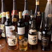 ワインは20種類以上の取りそろえ。必ずテイスティングをしてから仕入れており、要望に応じて特徴を説明してくれます。各種カクテルもありますし、メニューに載っていないものでもスタッフにリクエストができます。