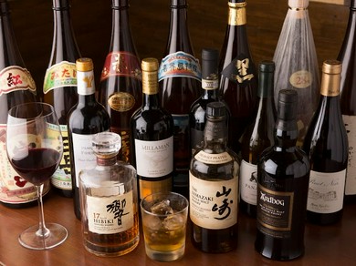 テイスティングで味と香りを確かめて仕入れるワインは多種類あり