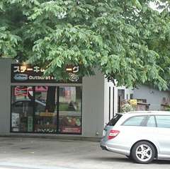 クルミの大木が目印、スクエアな外観がオシャレな洋食レストラン