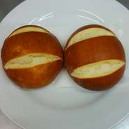 ドイツから輸入しているプレッツェル生地の丸いバターロールの形のパンです。当店のソースに良くあうパンです。