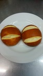 ドイツから輸入しているプレッツェル生地の丸いバターロールの形のパンです。当店のソースに良くあうパンです。