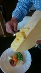 良く焼いたラクレットチーズをお客様の前でたっぷりおかけいたします。