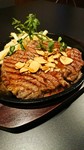 厚切りステーキをリーズナブルに３0０ｇでボリューム満点!!ガーリックソースがポンタのおすすめ