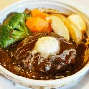 和牛１00％のハンバーグ。
スプーンですくってソースと一緒に食べてみて。
ハンバーグの大きさも選べちゃいます。