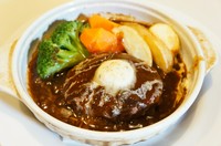 和牛１00％のハンバーグ。
スプーンですくってソースと一緒に食べてみて。
ハンバーグの大きさも選べちゃいます。