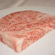 栃木和牛の中でも最高級品の大田原和牛のサーロインステーキは絶品です。地元の人でもなかなか口に出来ないすごいお肉です。写真は栃木和牛（大田原産）のサーロインステーキの焼く前できめ細かい霜降りが特徴です
