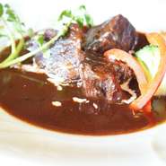 煮込み用ソースに料理用でない本格赤ワインを使用。半日煮込んだ柔らかい肉に風味豊かなソースが絡みます。