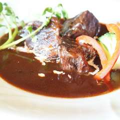 惜しげなくワインを使う『牛ほほ肉の赤ワインソース煮込み』