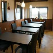 ナチュラルでシンプルなインテリアは家庭的な雰囲気。ランチタイムは全席禁煙させていただいてます。