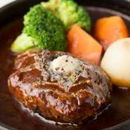 那須和牛を100％使ったミンチを卵のつなぎでパサつきなくふっくらとした食感に。一度焼いてから特製のデミグラスソースにくぐらせ、鉄の皿でまた表面を焼いて出すので、味がしっかりとしみて香ばしくし上がります。