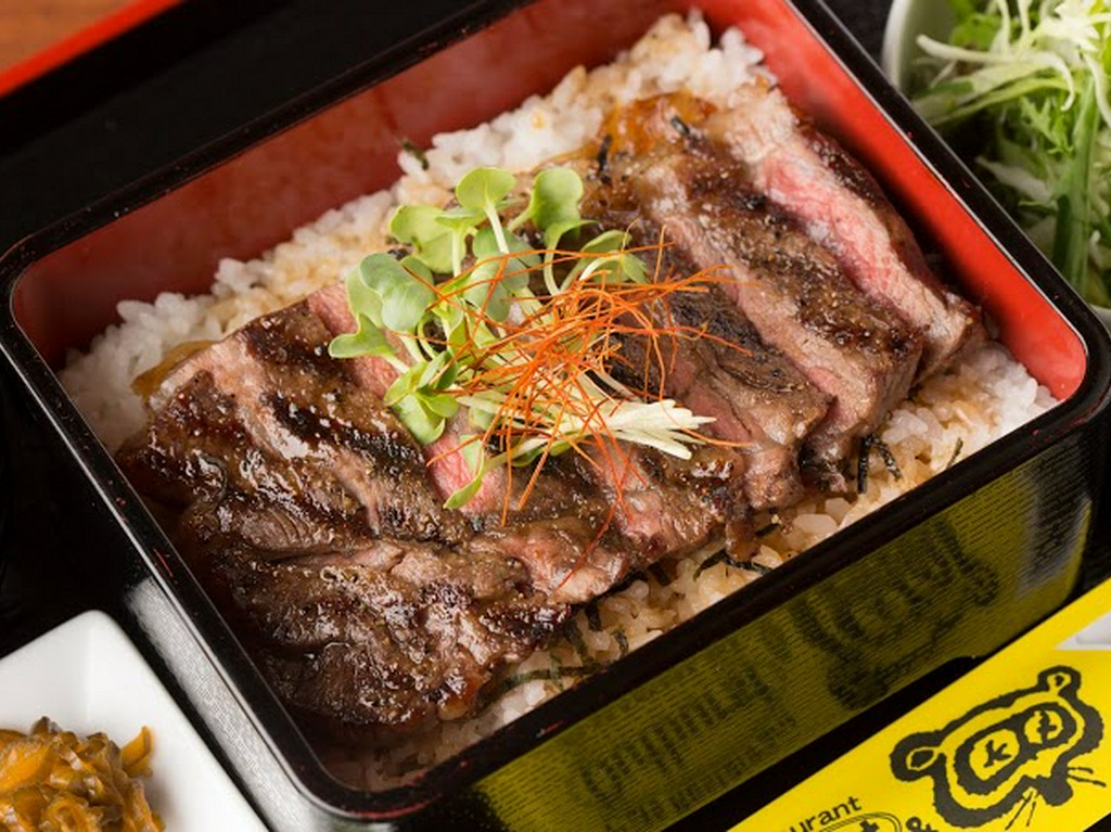 地元畜産家から牛や豚を仕入れ、解体も手がけるからリーズナブル