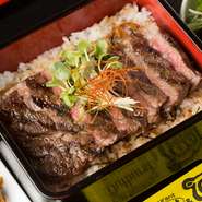 地元の畜産家が育てた豚を丸ごと一頭仕入れ、解体から手がけます。各部位に切り分けたあとは、真空で保存。そして、栃木和牛や地元の鶏肉の新鮮な部分だけを使っています。もちろん、値段は抑え気味に。