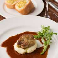 おいしい料理と楽しいときを過ごしていただきたいので、店は家庭的なムードに。そして料理はしっかりしたコンセプトで作ります。素材を厳選して新商品の研究を重ね、より満足していただける味を追求していきます。