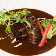 つぎ足しながら作る特製のデミグラスソース。ハンバーグを焼いてからくぐらせるので、ソースの中に肉汁が入ってどんどんコクが増していきます。少し苦みも感じられるような、大人っぽくて香ばしいソースです。