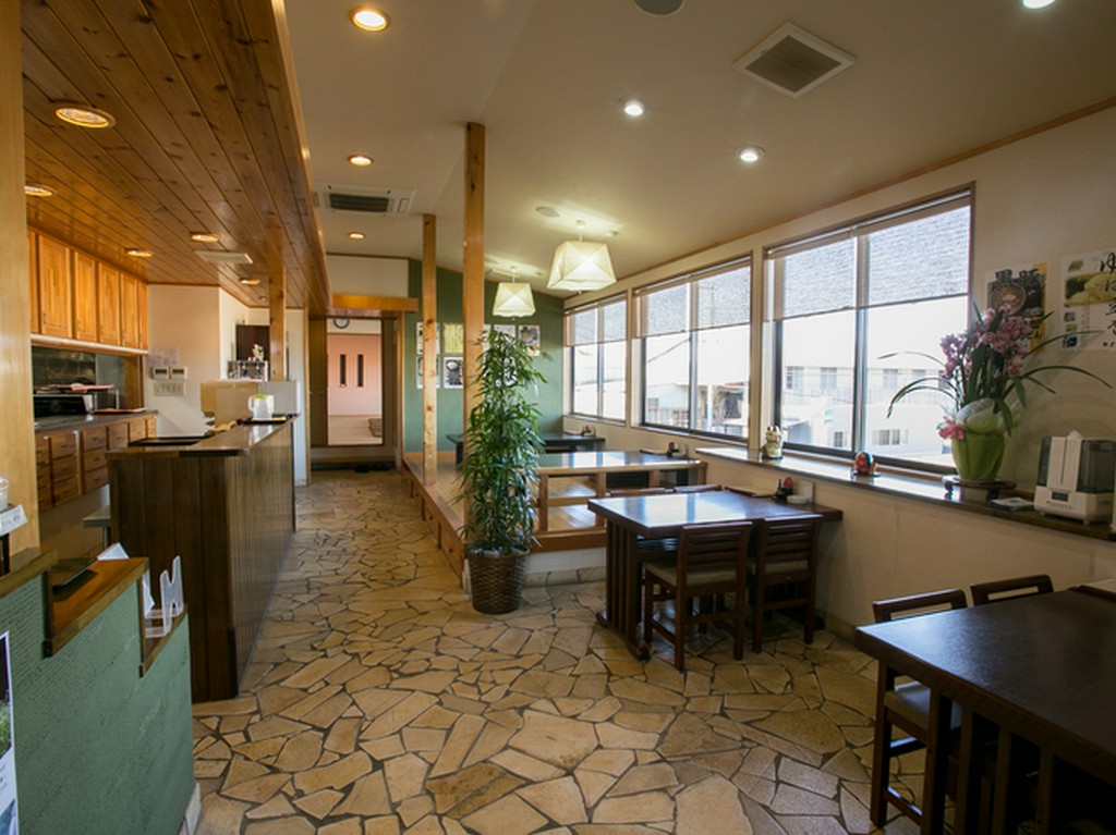 店内はゆったりとくつろげる、落ち着いた雰囲気