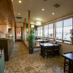 店内はゆったりとくつろげる、落ち着いた雰囲気