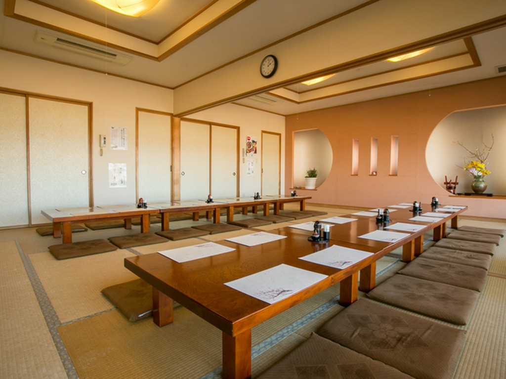 ちょっとした集まりから歓送迎会など、大勢の宴会シーンにも便利