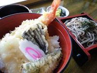海老と野菜の天丼とお蕎麦。
