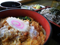 甘辛ダレの豚ヒレカツ丼とお蕎麦。