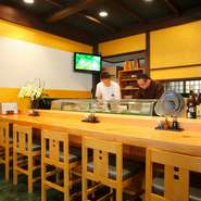 平成26年6月新装オープンした【太閤寿司】。カウンター席、小上がり、お座敷と様々なタイプのお席が用意されています。カウンター席にて一人でお食事する姿も多く、本格的なお寿司を気軽に味わえるお店です。