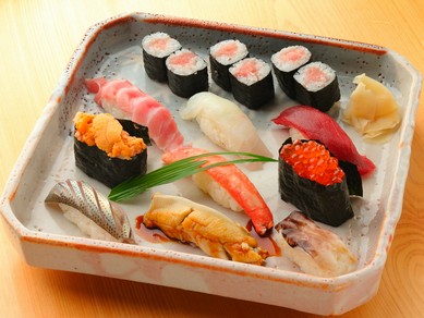 厳選した新鮮な魚介を使用した『おまかせ寿司』