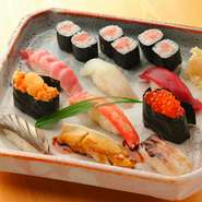 店主自らが市場へ出向き仕入れした新鮮な魚介類を使用。自慢の「しゃり」とのバランスが絶妙なにぎり。