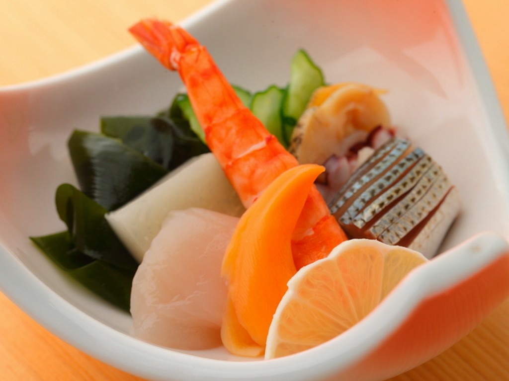 自家製三杯酢が素材のおいしさを引き立てる『盛り合せ』