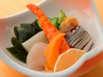 自家製三杯酢が素材のおいしさを引き立てる『盛り合せ』