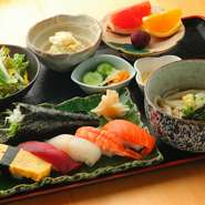 にぎり（赤身・白身・海老・サーモン・玉子・カッパ手巻）・ミニかけうどん・小鉢・デザート