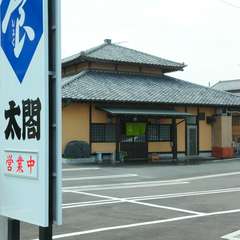 14台まで駐車可能な、店舗敷地内にある広々駐車場