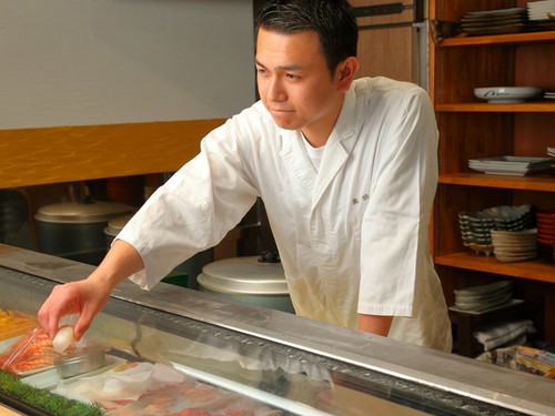 肩肘をはらずににぎりが楽しめ、若い人やカップルに人気の寿司店