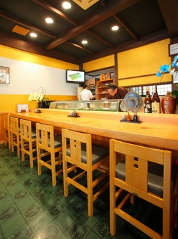 若い人やカップルも訪れる、心地よく気軽に入れる寿司処