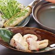 お刺身、焼鶏、天婦羅だけでなく、ネタが新鮮な寿司やこしのある蕎麦も、【歩摘亭】の料理人の手から作り出されます。それぞれが、専門店並みのおいしさです。