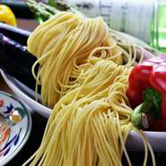 オリジナルの生パスタは、イタリア産デュラムセモリナ小麦粉100％を使用していてコシと弾力があります。茹でたてのあつあつを手早くサービスできるのは、火のとおりの早い生パスタを使っているからこそです。