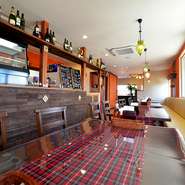 暖色系でまとめられたインテリアで明るいくつろげる店内