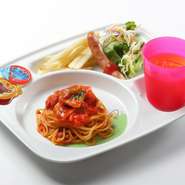 12歳以下の子ども限定のお子様メニューの中で、いちおしは『お子様プレート』。パスタのソースはトマト、ミート、たらこ、カルボナーラの4種類から、ジュースは6種類から好きなものが選べます。