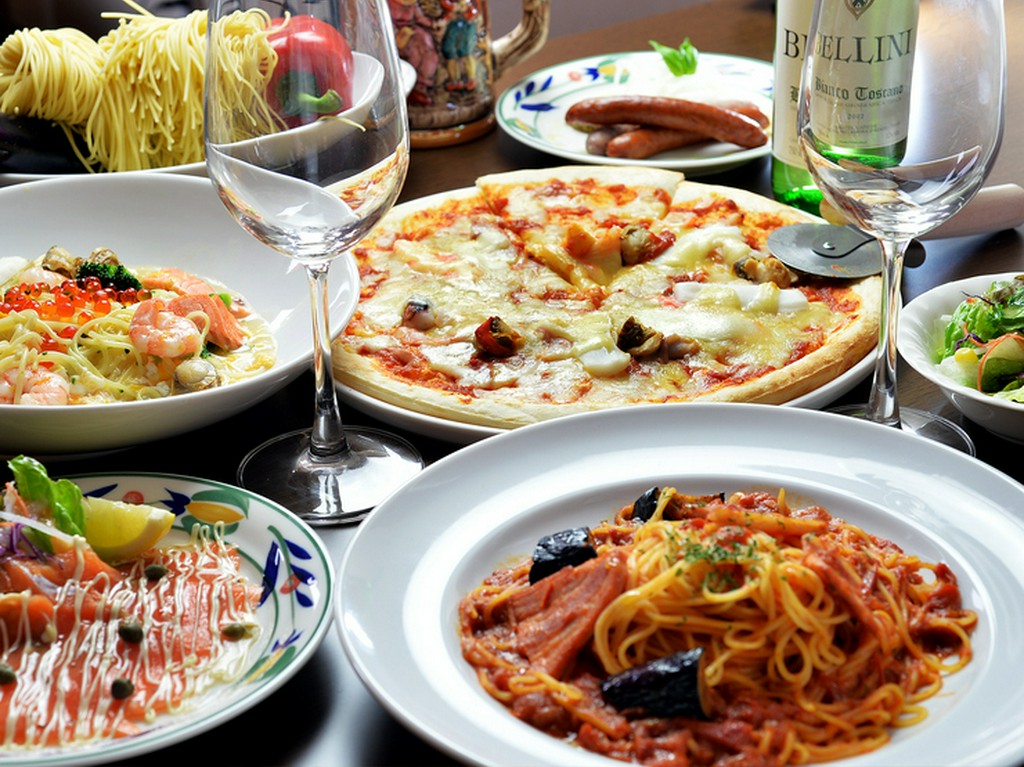 出来立ての生パスタやピザを前にすれば、自然とみんな笑顔に