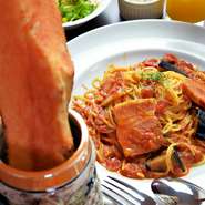 焼立てのバケットは、陶製のビアジョッキに入れてサービスされます。その存在感に初めての方は驚きます。バターのフレーバーは5種類ですが、ウエイティングの時にはスペシャルフレーバーがサービスされます。