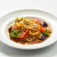 彩り豊かな新鮮野菜たっぷり！王道ミートソース！